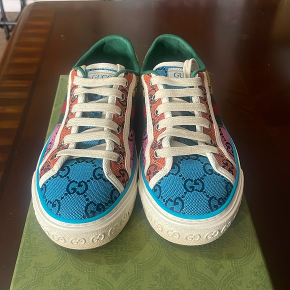 New Canvas Gucci Sneakers
61/2
Worn Twice
Multi Colored - Picture 1 of 4